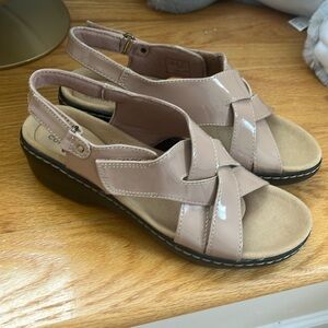 Clarks Mariah Echo Praline Nude Paten NWT Size 7